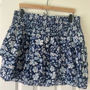 Vineyard Vines tiered miniskirt with smocking at the top. Size Xl, EUC